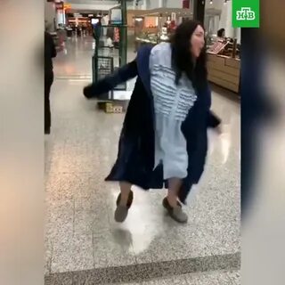 Милявская ползает на вечеринке