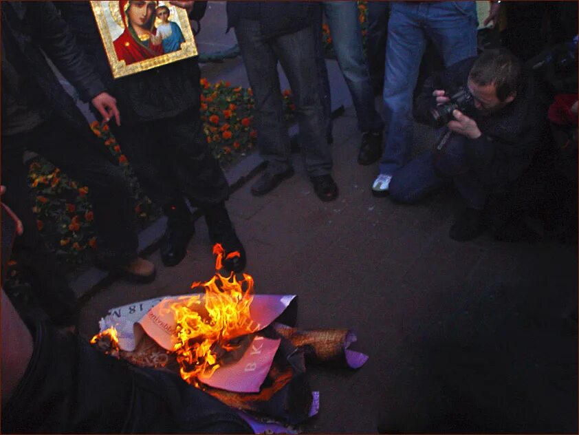 Купель на крещение. Можно ли кремировать крещенных. Крещение младенца. От какого языка слово кремировать. Крестины ребёнка в церкви.