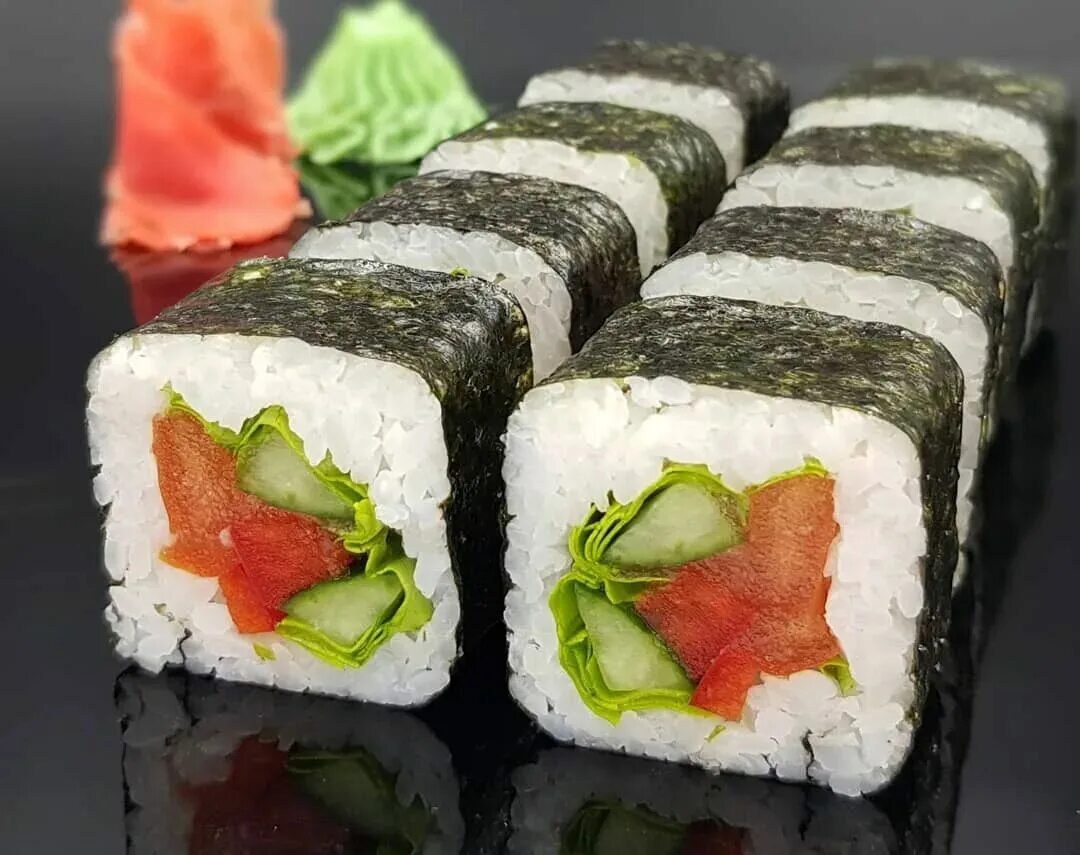 ролли сакана. ролл "овощной". суши из овощей. овощной ролл в нори. овощ в суши.