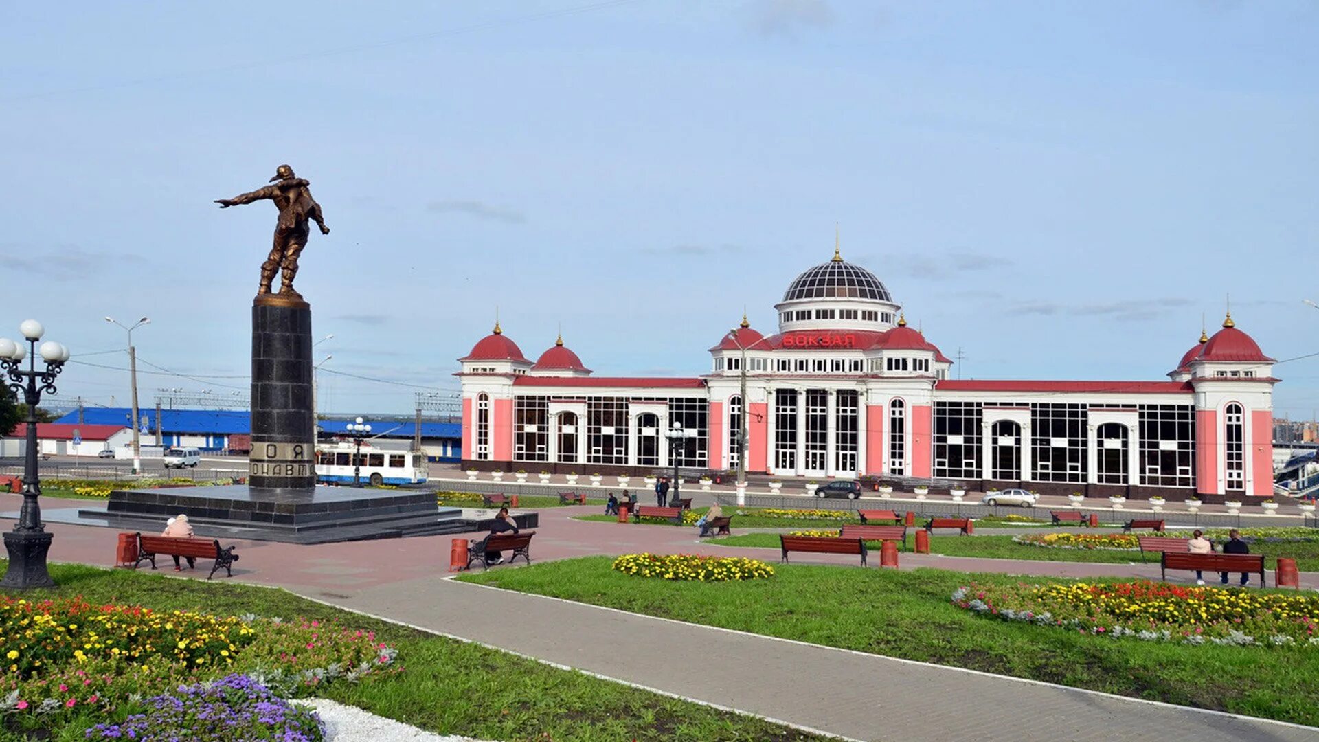 8 город саранск. Саранск столица мордовии достопримечательности. саранск вокзал памятник. привокзальная площадь саранск. памятники города саранска город саранск.