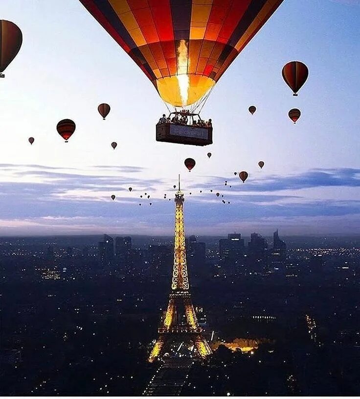Шарами парижа. Воздушные шары над Парижем. Воздушный шар в Париже. Воздушный шар над городом. Воздушный шар над Парижем.