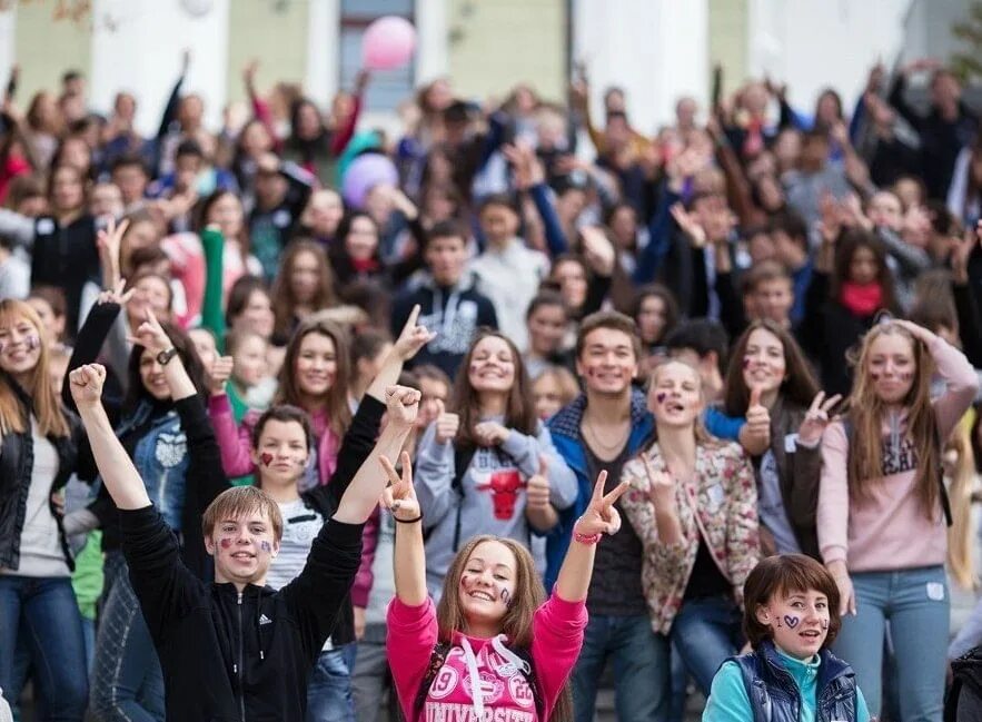 Мир молодых в россии. Студенческая жизнь. Веселые студенты. Молодежь студенты. Счастливые студенты.