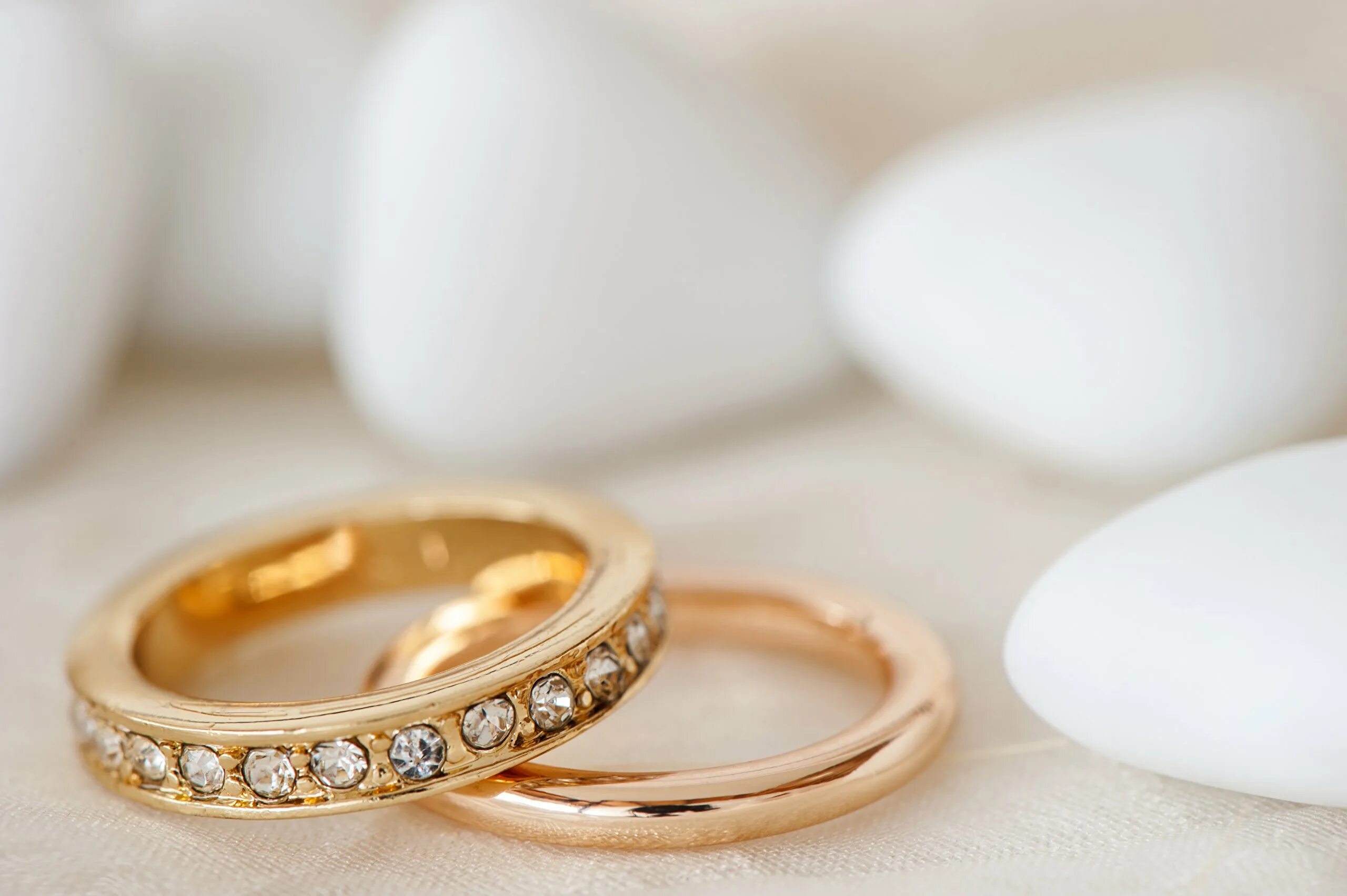Обручальные кольца золотые на свадьбу. Красивые Свадебные кольца. Кольца на свадьбу. Шикарные обручальные кольца. Красивые кольца.