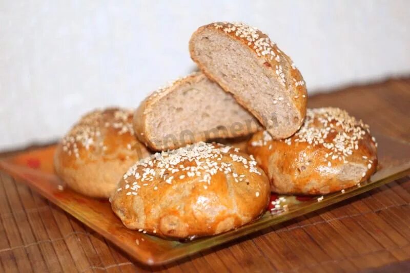 2 котлеты с луком булочка с кунжутом. Морковные плюшки. 2 котлеты с луком булочка с кунжутом. Две булки. 2 котлеты с луком булочка с кунжутом.