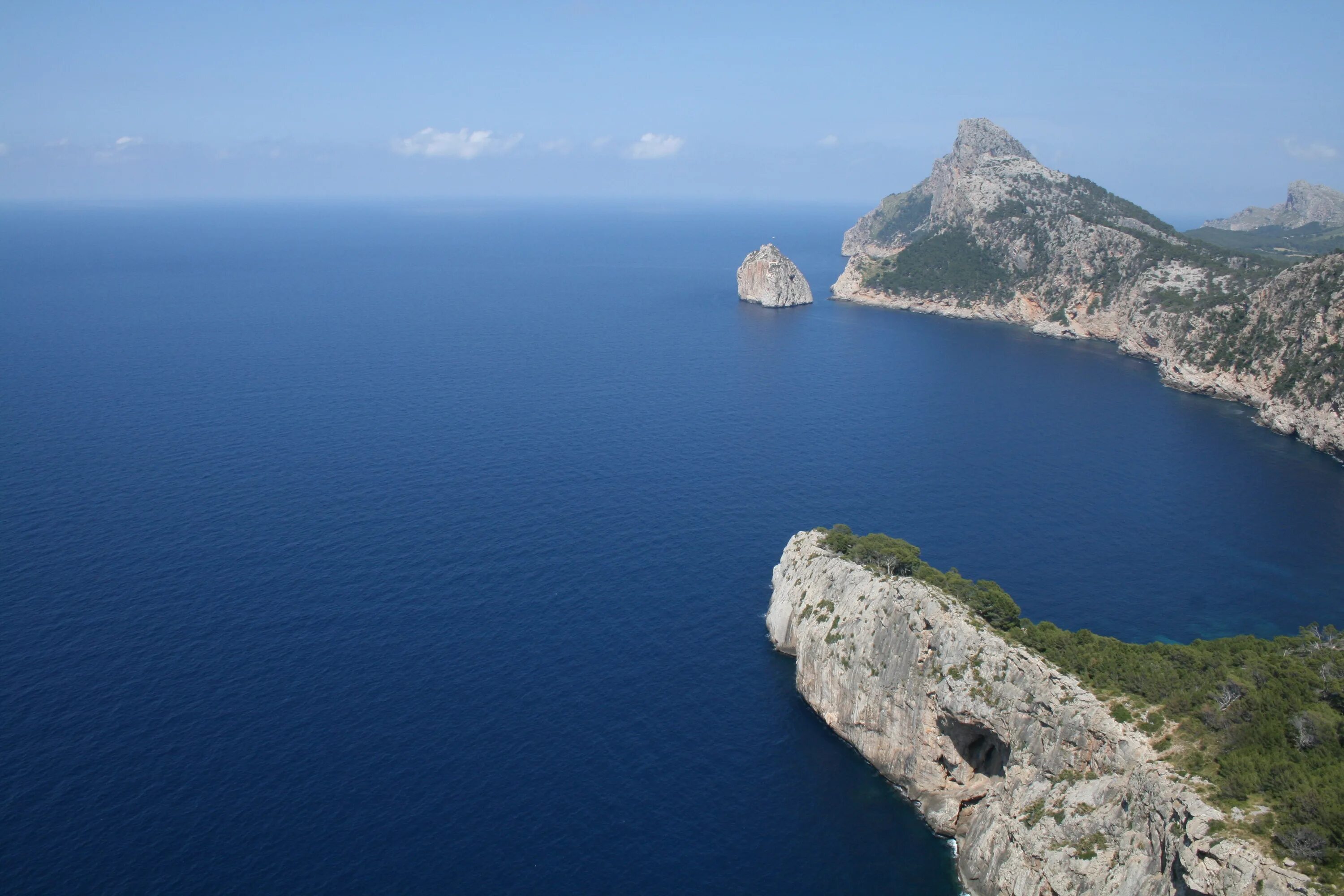 Береговая линия крыма. Форментор Майорка. Средиземное море Утес. Мальорка Береговая линия. Форментор Майорка фото.