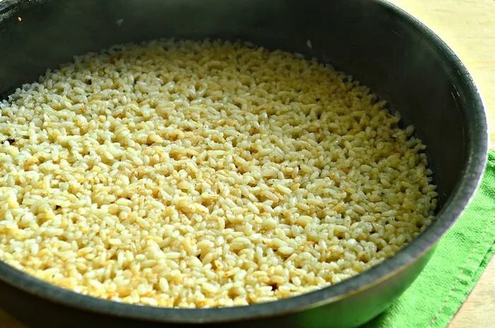 крупа горох фасоль. вареный рис вид сверху. рис со сливками. рис и горох для омоложения. рис с горохом.