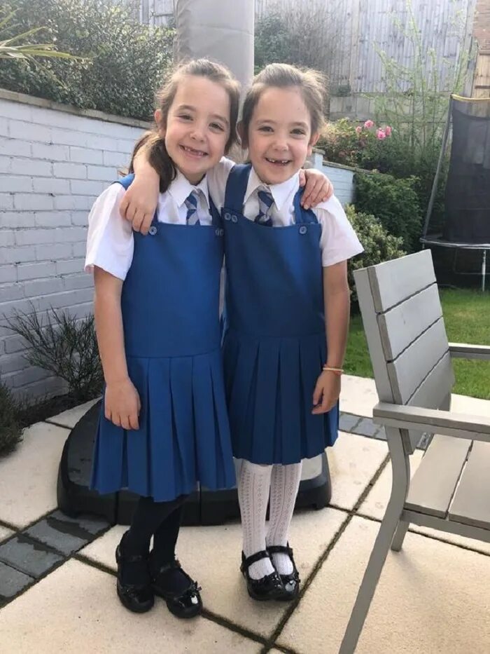 Девочки близняшки 7 лет. Девочки Близнецы в школе. Сиамские близняшки из сша