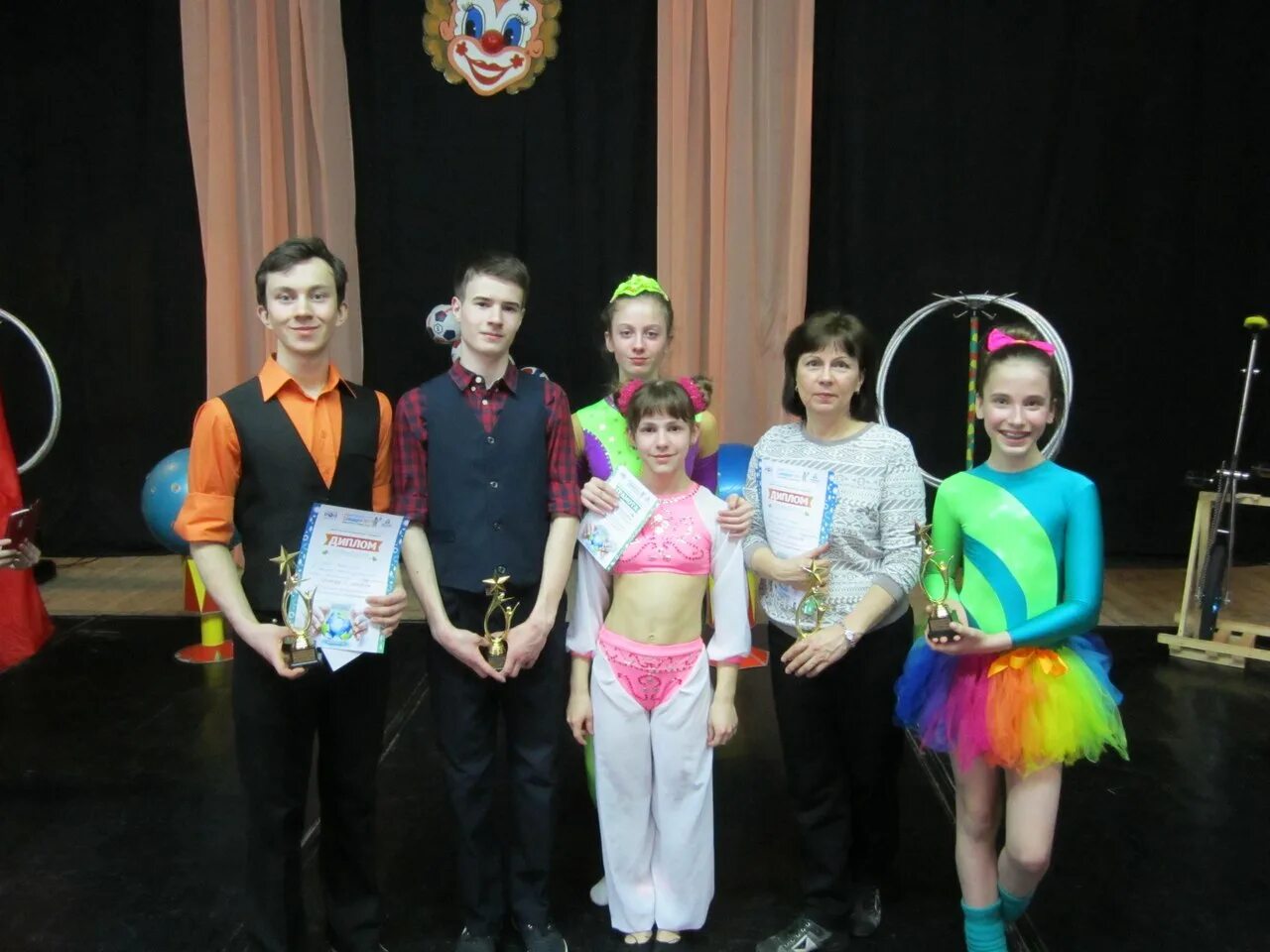 Цирк комплимент мурманск дк кирова. Костромской цирк шоу покорившее европу. Комплимент парикмахерская мурманск маклакова. Парикмахерская в 19 квартале тольятти. Комплимент мурманск.