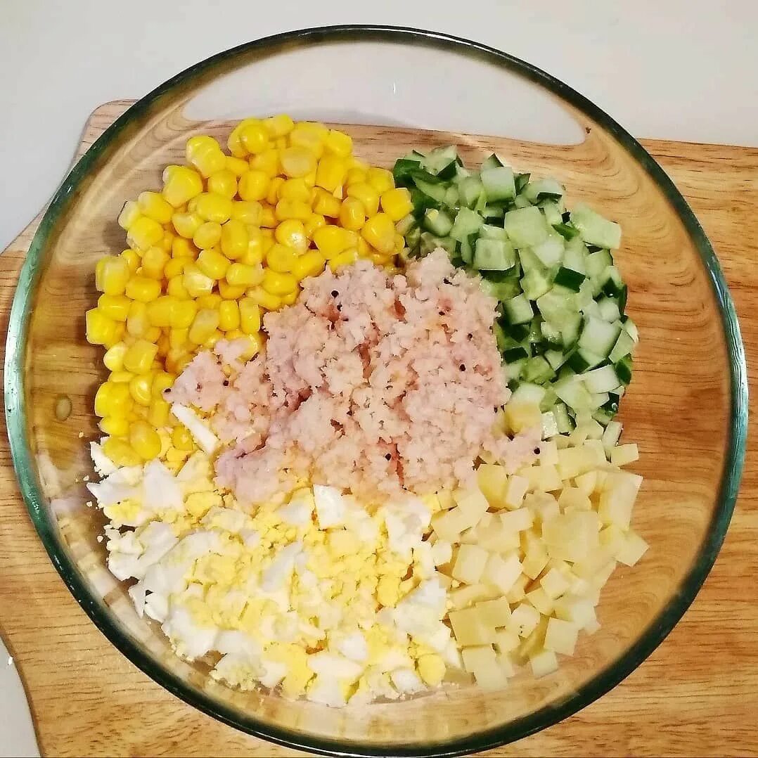 Салат из криля. Салат с кукурузой и мясом. Салат с мясом криля. Салат с яйцом и кукурузой.