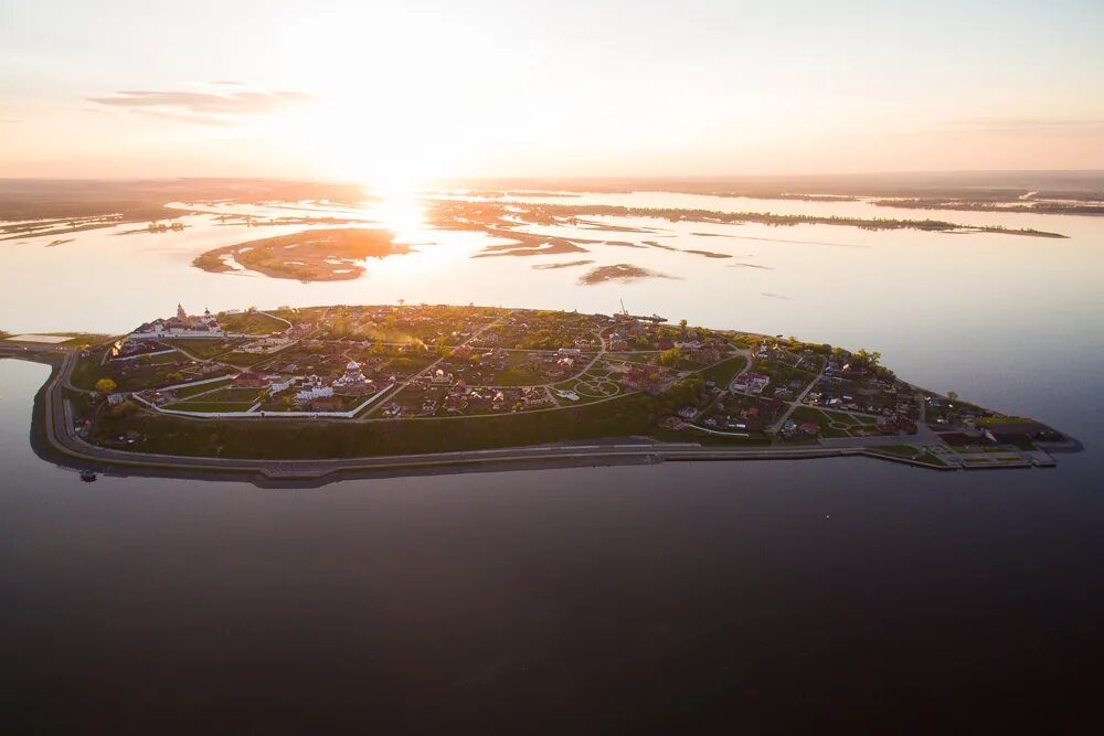 Волга вилладж казань. Волга новое село. Озеро свияжск. Volga village казань. Волга вилладж казань.
