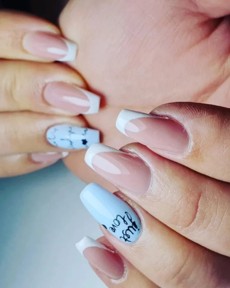 синие ногти с белым френчем. маникюр голубой френч. голубые ногти с белым френчем. голубые ногти с белым френчем. ногти голубые с белым.