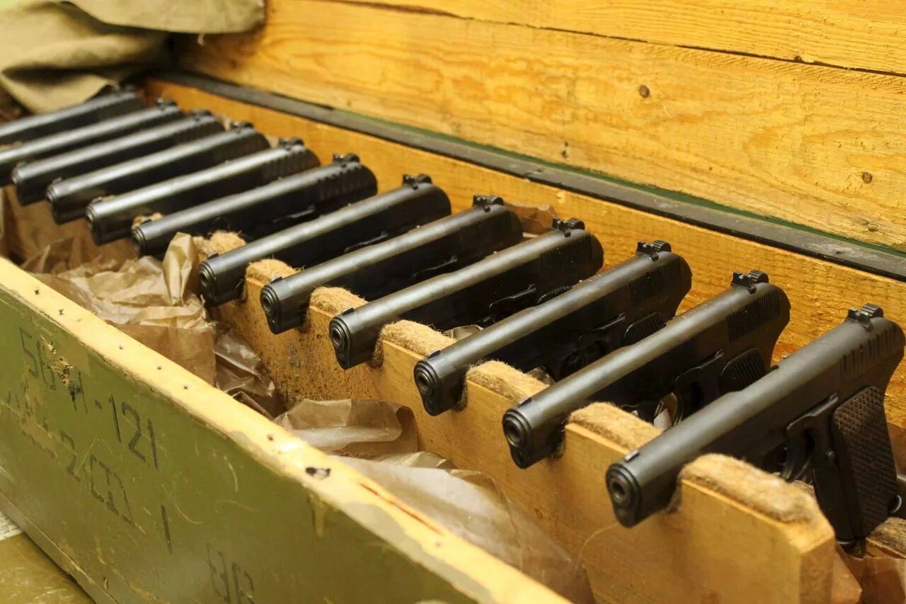 Ящик пм. Акм 7.62 в ящике. оружейный ящик ак12. ящик с автоматами калашникова. ящик для хранения пистолетов.