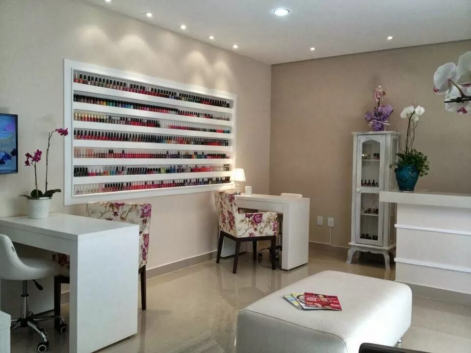 Ногтевая студия nail. Ногтевая студия nail. Студия маникюра. Маникюр в парикмахерской. Маникюрный салон интерьер современный.