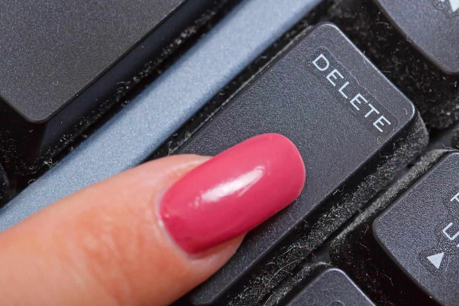 Клавиша delete удаляет. Пальце жмет на кнопку на клавиатуре. кнопка удаления на клавиатуре. палец на кнопке. кнопка delete.