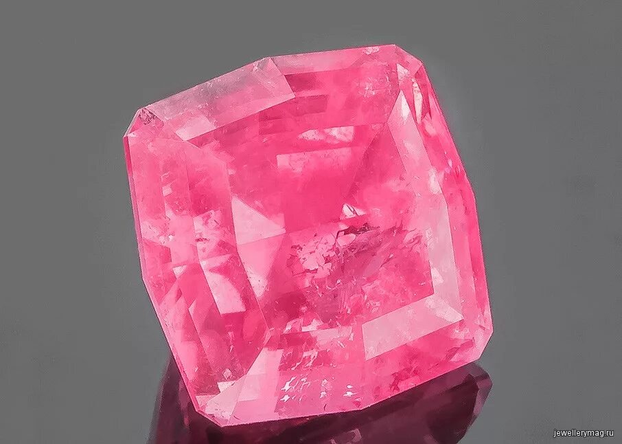 розовый кристалл. розовый кристалл. кристалл розового цвета. турмалин рубеллит камень. родохрозит rhodochrosite.