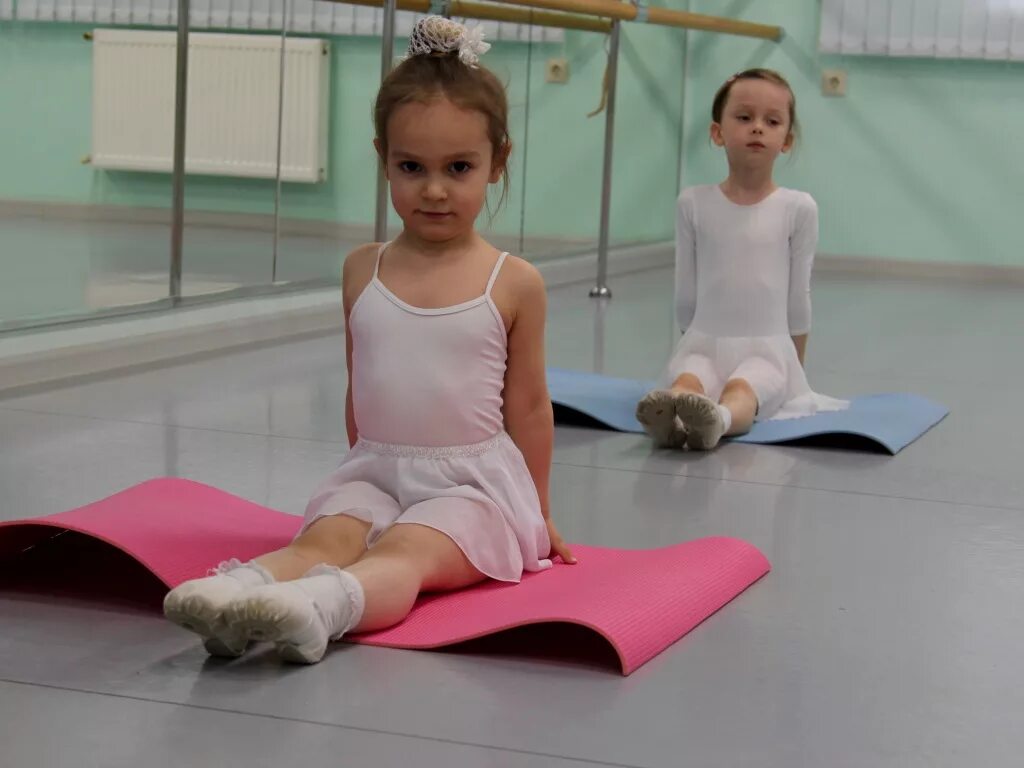 Урок балета для начинающих детей. Урок балета для начинающих детей. Занятия балетом для детей. Детский балет. Балет начинающих детей.
