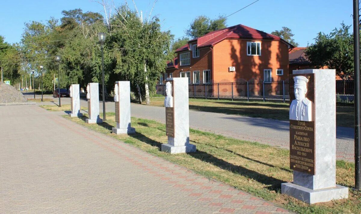 Погода черкесском орловской. Поселок Орловский Ростовская область. Памятники поселка Орловского Ростовской области. Памятники п Орловский Ростовской области. Аллея славы Орловский район.