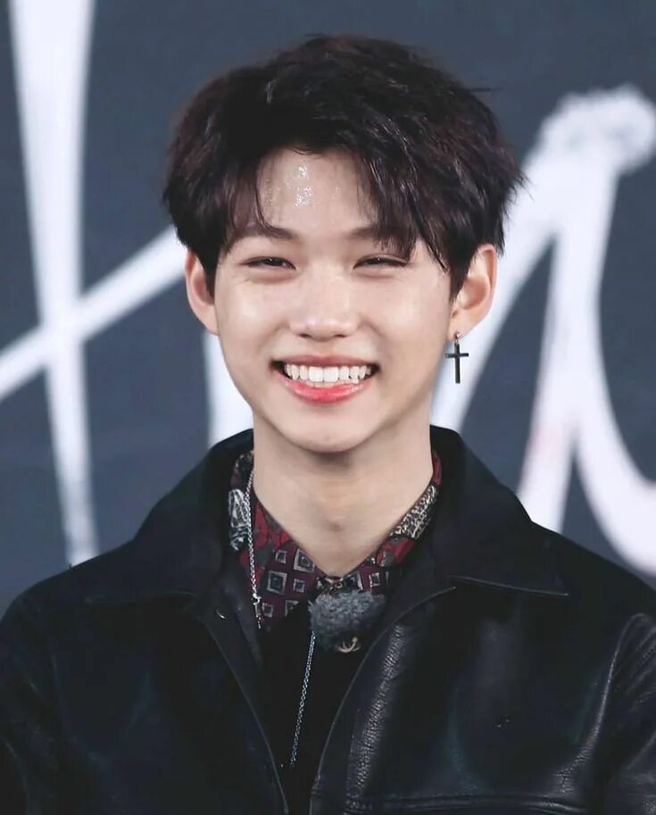 Сколько лет феликсу из stray kids 2025. Феликс stray kids. феликс кпоп. lee felix stray kids. феликс stray kids улыбка.