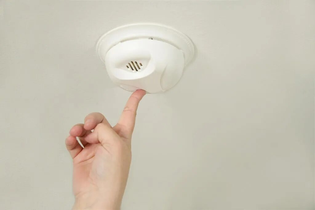 Пожарные извещатели на потолке. Световой пожарный Извещатель. Smoke Detector. Пожарный Извещатель установленный в доме. Детектор дыма в туалете самолета.