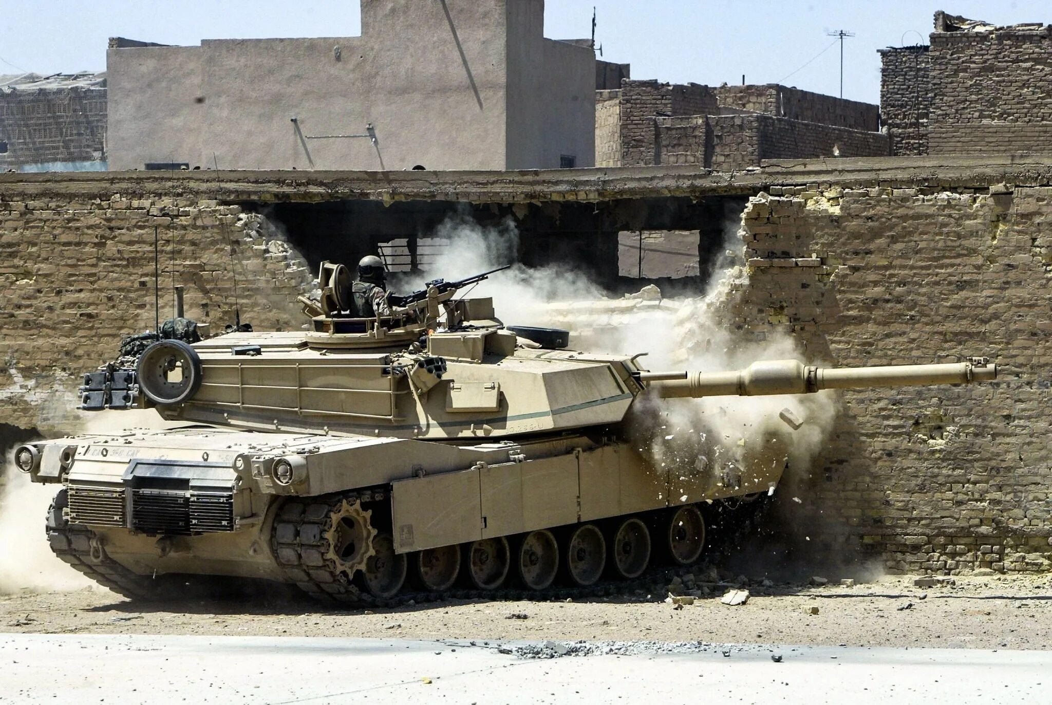 M1 abrams в ираке. Танк m1a1 abrams. Танк абрамс с v. Танк м1 абрамс. Армия саддама хусейна в кувейте в 1991.