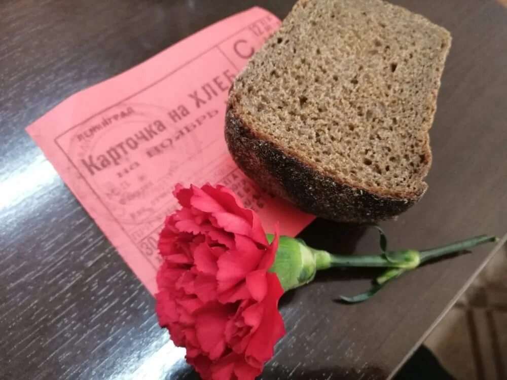 хлебная блокада. блокадный хлеб 2023. блокадный паек хлеба. блокада ленинграда хлеб 125. блокадный хлеб ленинграда.