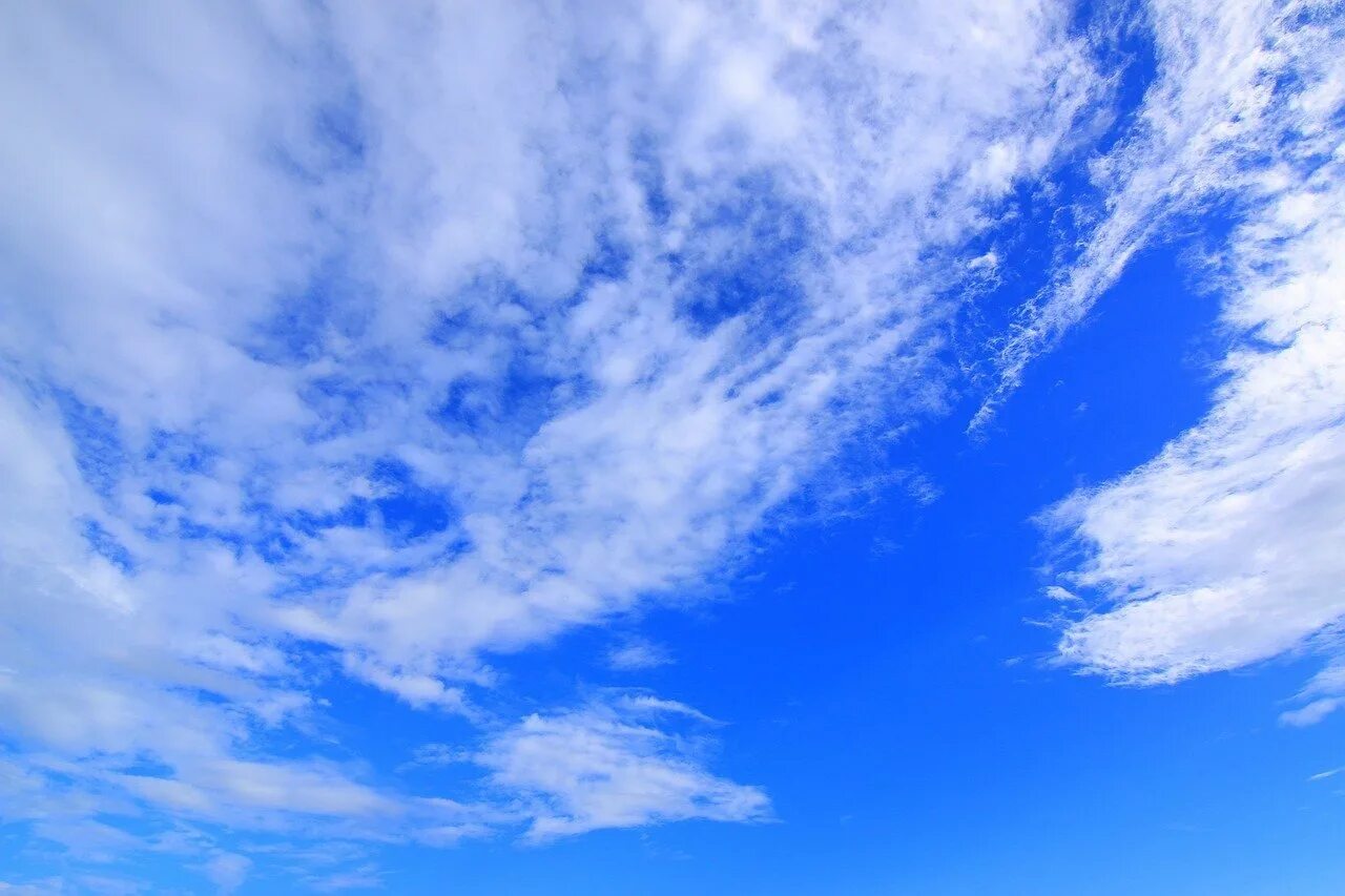 Небо имеет голубой цвет. Небо. Синее небо. Голубое небо с облаками. Красивое небо.