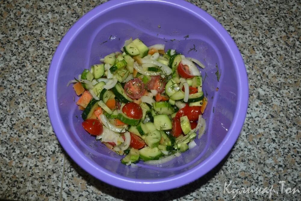 салат из огурцов и помидоров. фетакса для греческого салата. заправка для салата огурцы с помидорами. бальзамический соус для салата. салат со свежей капустой и огурцами и помидорами.