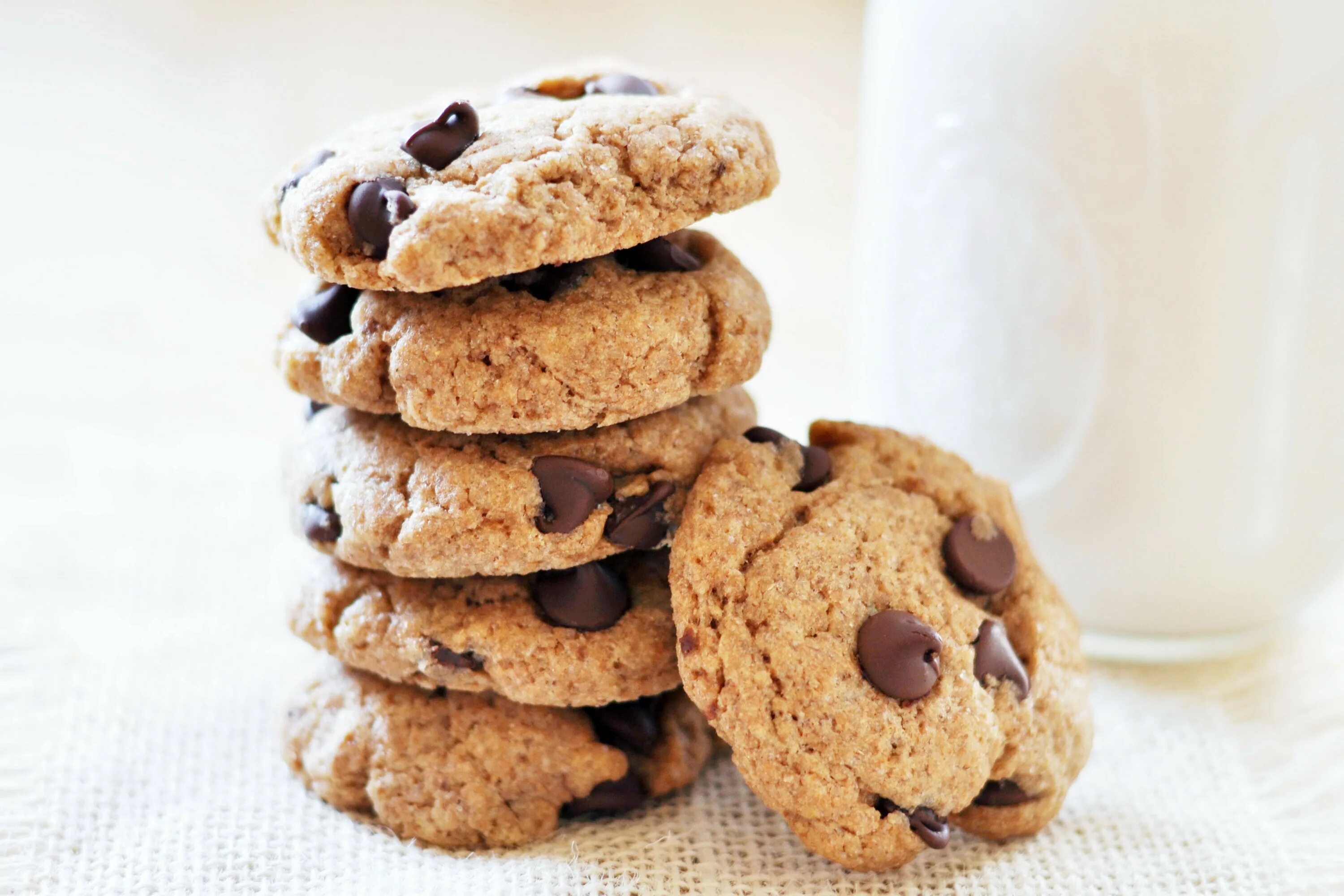 Cookie class. Шоколадное печенье. печенье с шоколадными каплями. кукис классический. печенье chocolate chip cookies.