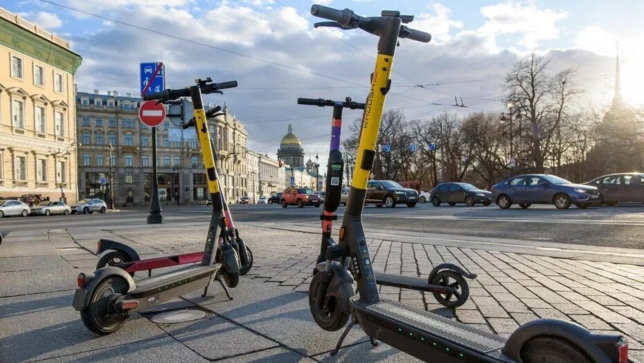 Самокаты в питере аренда. Самокат на улице. электросамокаты на дороге.