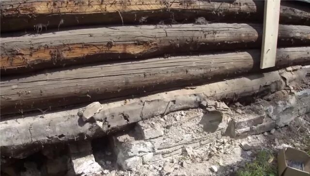 Сгнило бревно в деревянном доме. Гнилое бревно. сгнившее бревно. замена гнилых бревен в деревянном доме. сгнившие чаши венцов сруба.
