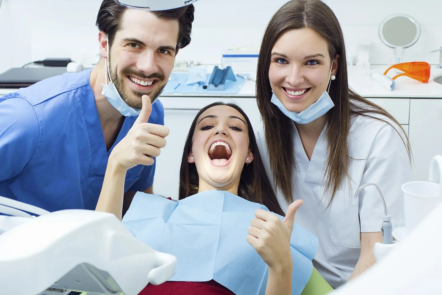 Три стоматолога. Стоматолог. Человек у стоматолога. Счастливый пациент стоматолога. Довольный пациент у стоматолога.
