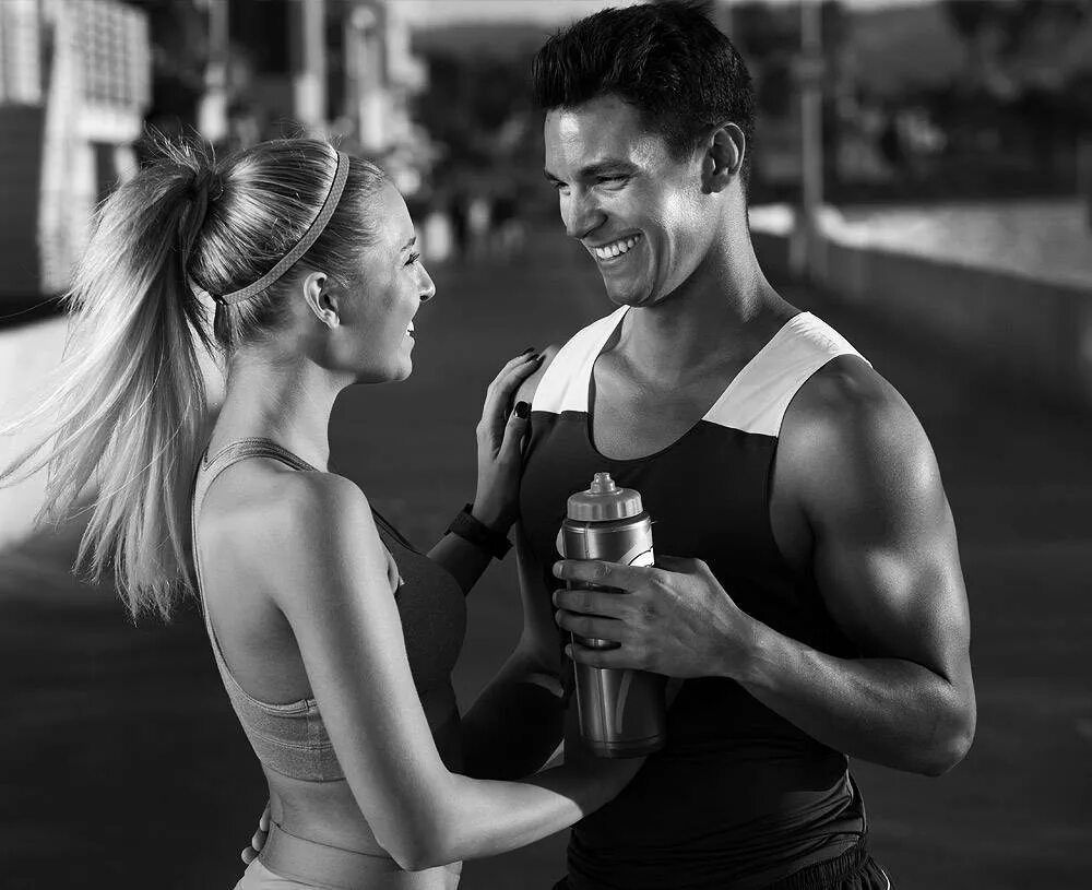 Lifestyle model. Девушка в солнцезащитных очках. Фотомодель corin clark. Estatic cute woman. Фэшн фотосессия на улице.