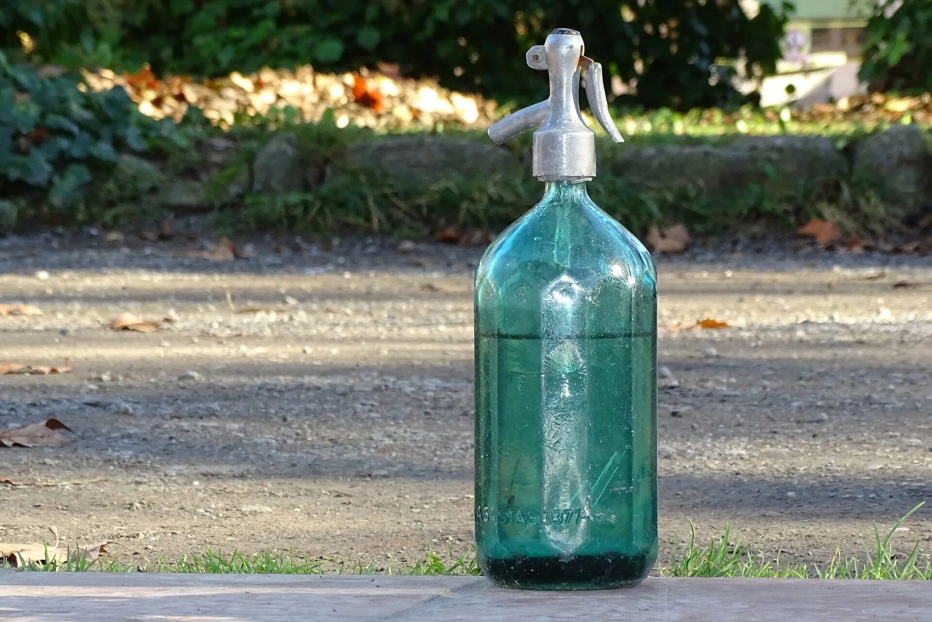 Бутылка для воды с стаканом. Бутылка для воды. Бутылка для газирования воды. Советские бутылки. Бутылка газированной воды.
