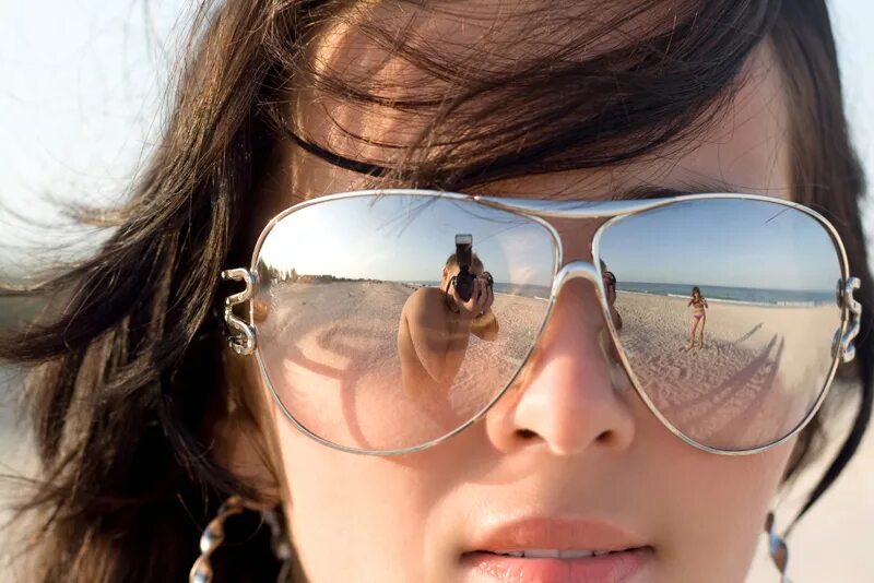 Отражение в очках. Отражение в очках девушки. Отражение в солнцезащитных очках. Прикольное отражение в очках.