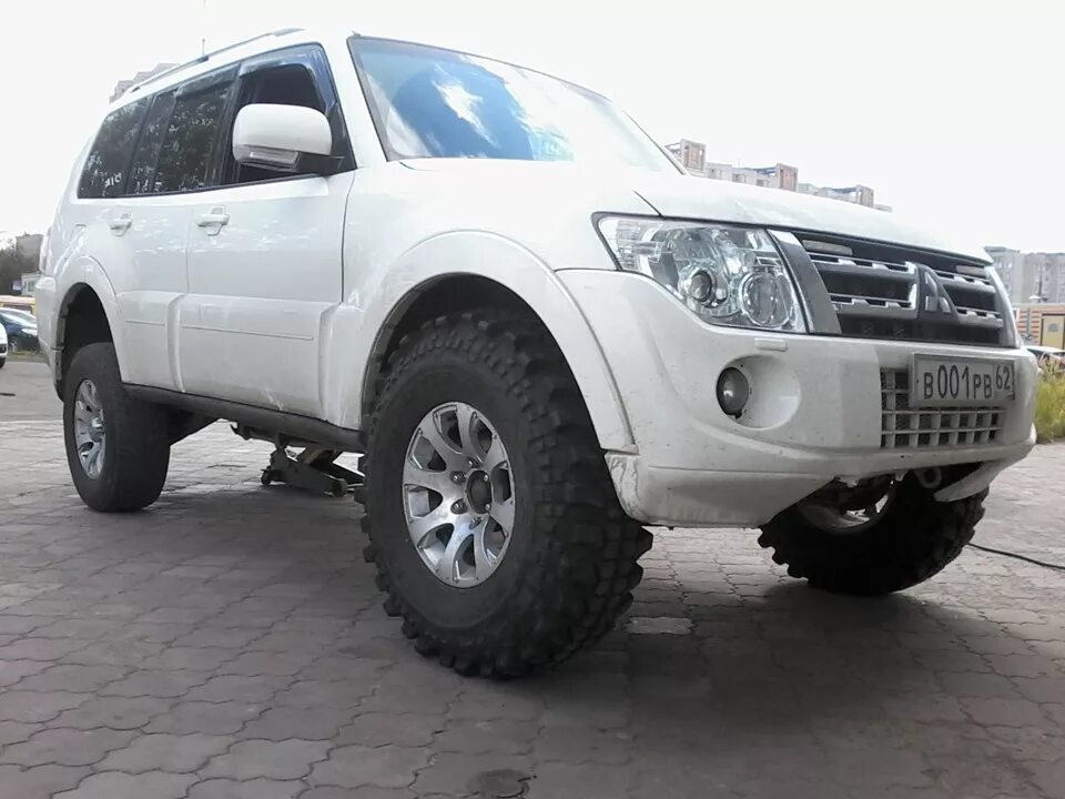 Мицубиси Паджеро 3 на 33 колесах. Mitsubishi Pajero 4 33 колеса. Митсубиси Паджеро 3 на 35 колесах. Митсубиси Паджеро 4 на 33 колесах. Mitsubishi pajero шины