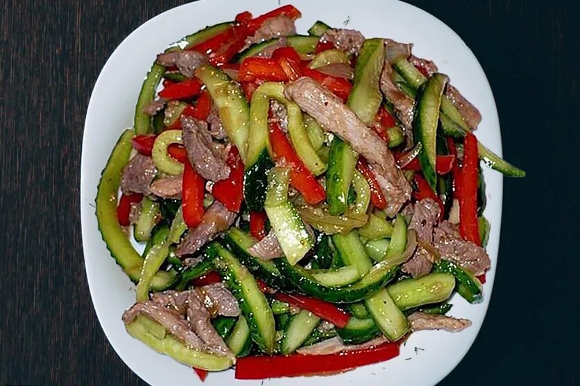 Салат из говядины огурцов болгарского перца. Салат из говядины огурцов болгарского перца. Салат с говядиной и болгарским перцем и огурцом. Салат свинина, болгарский перец, лук и. Салат огурец перец болгарский.