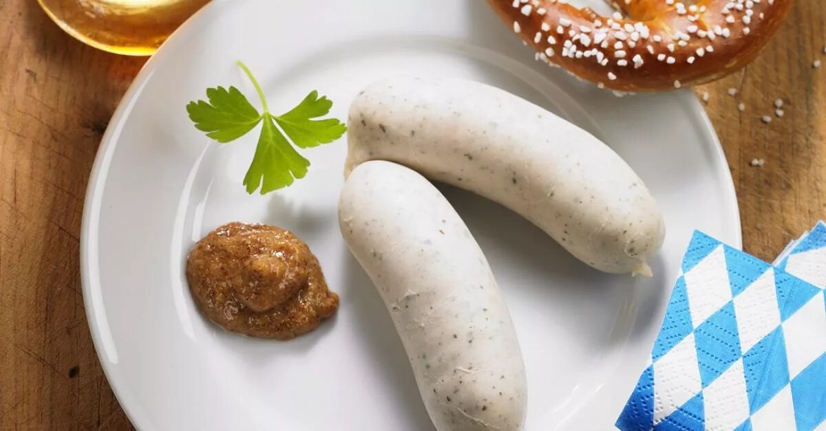 Белые колбаски. Сосиски вайсвурст. weisswurst белая баварская колбаса. мюнхен вайсвурст. белые колбаски вайсвурст.