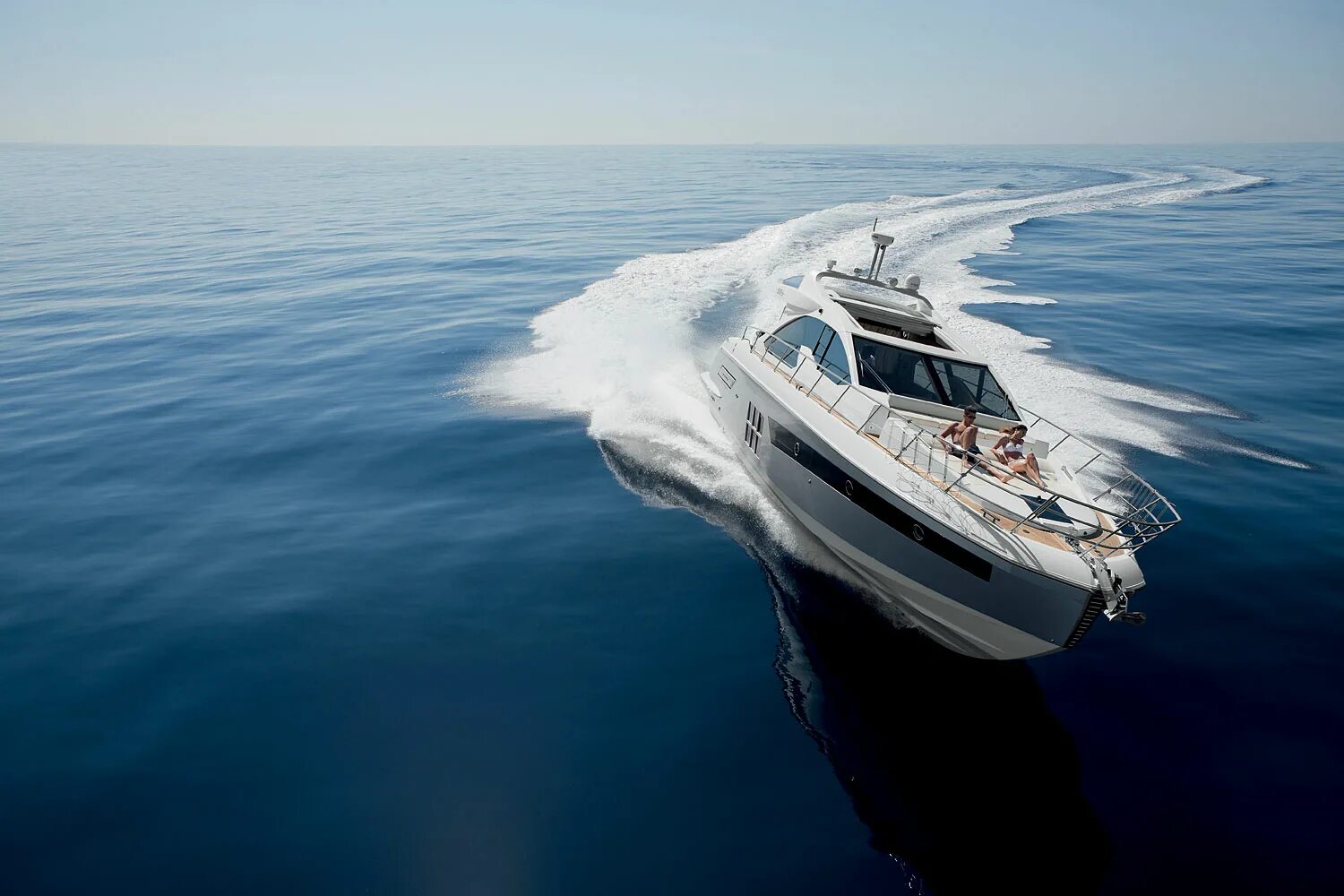 катер плывет. рыболовный катер. катер. катер на воде. катер.