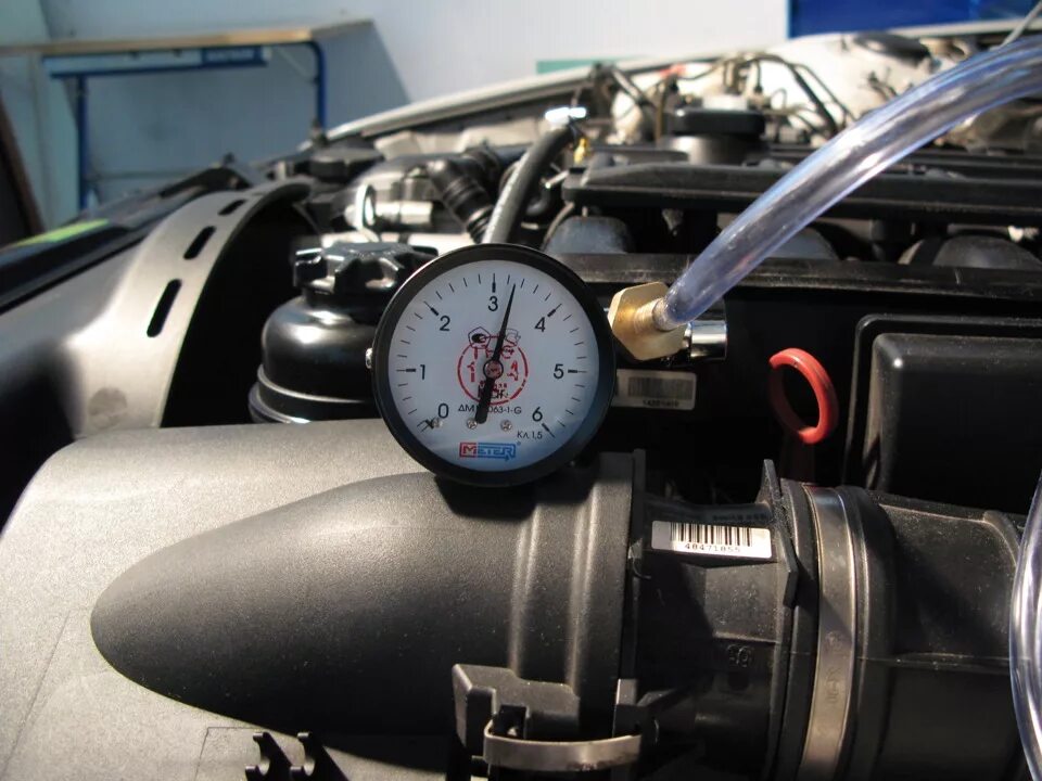 Манометр в систему охлаждения 405 двигатель. Давление бензонасоса е39 3.0. Какое давление должно быть в системе охлаждения 405 двигатель. Нива Шевроле давление давление охлаждающей.