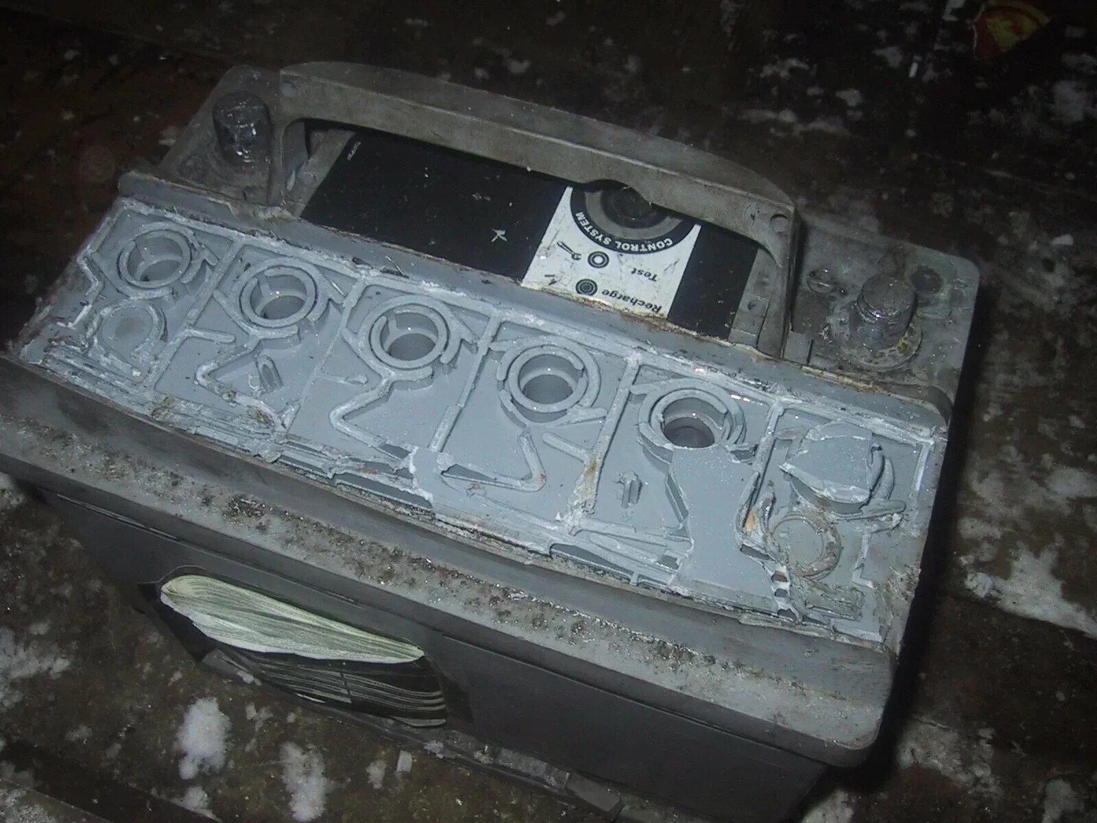 Вскрыть машину с севшим аккумулятором. Крышка необслуживаемого аккумулятора. Завести машину с севшим аккумулятором. Крышки необслуживаемого акб varta. Выкручивание пробок акб.