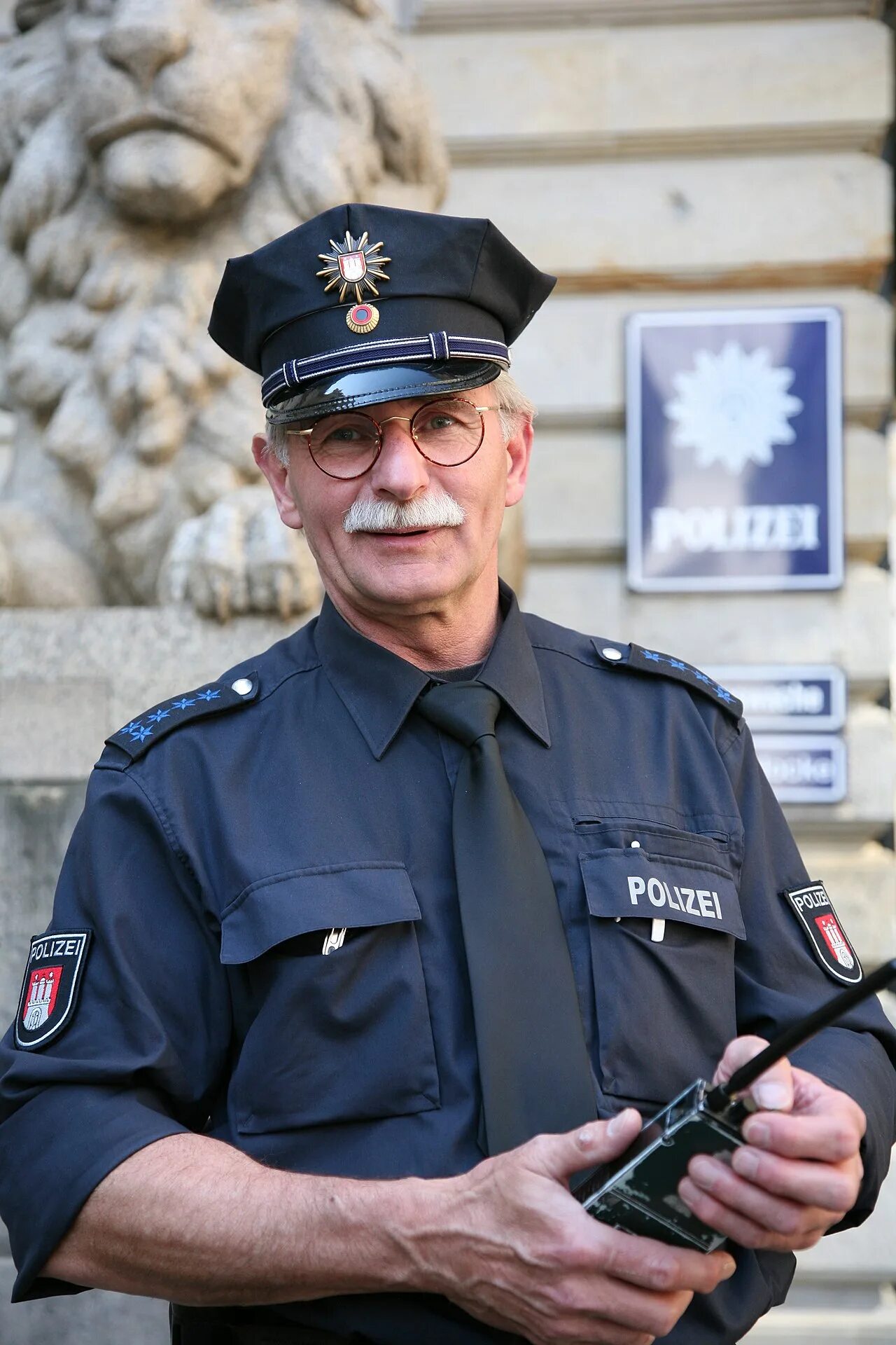 Полицейский. Немецкая Полицейская форма. Немецкий полицейский. Форма полиции Германии.