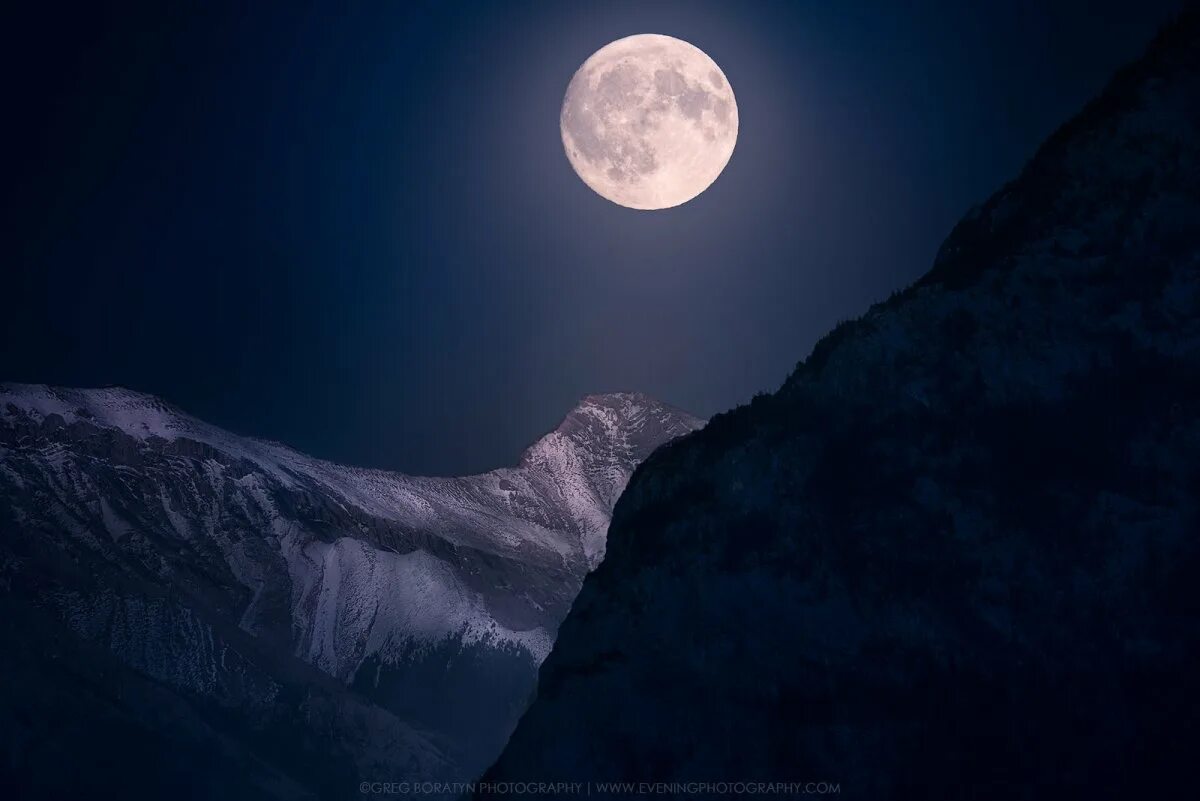 Горы на Луне. Горы ночью. Ночь Луна горы. Полнолуние в горах.