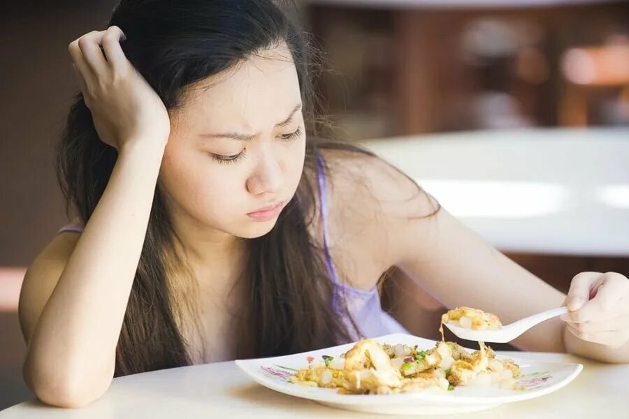 Еда невкусная почему. Потеря аппетита. Снижение аппетита. Плохой аппетит. Отвращение от еды.