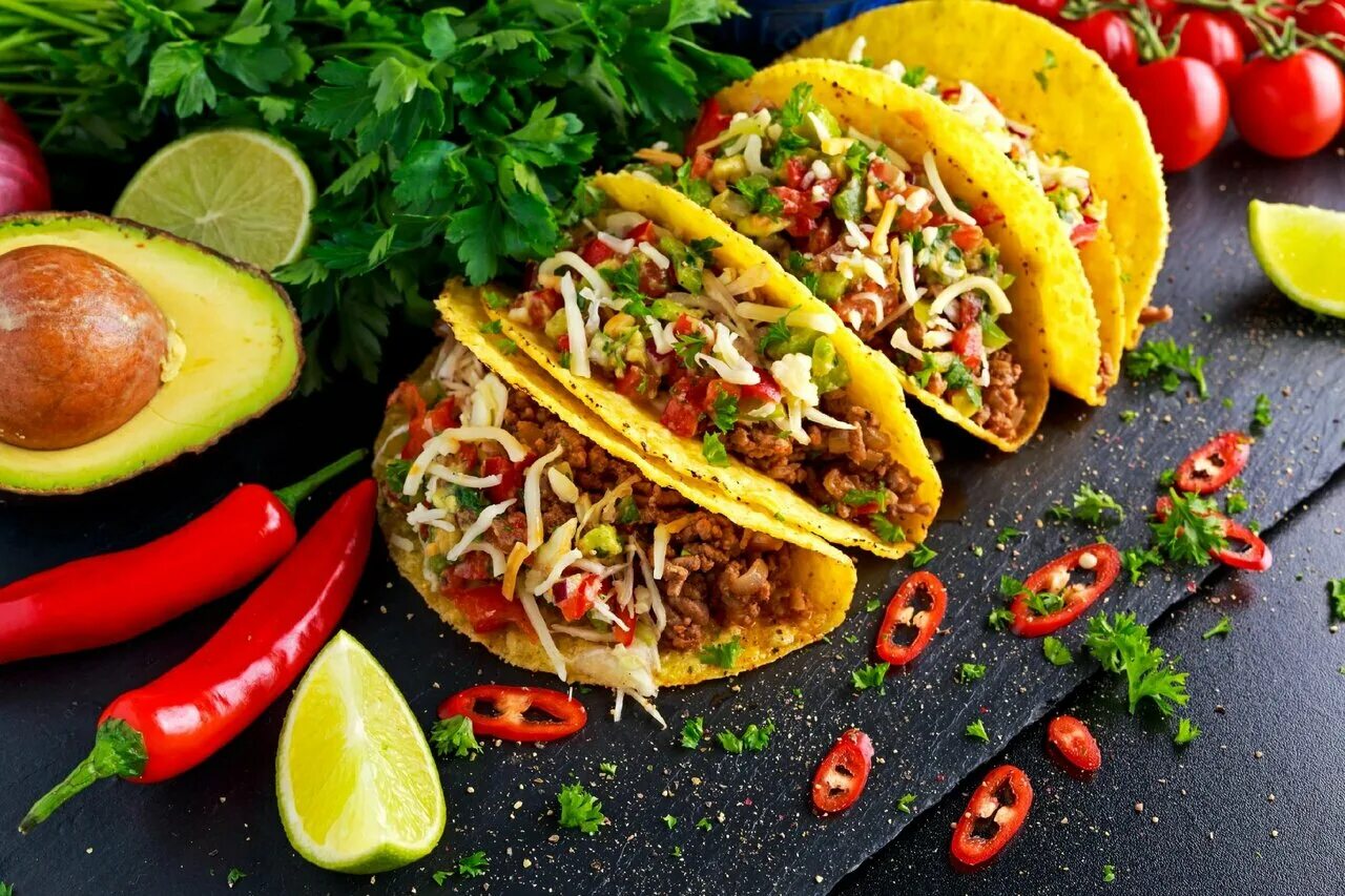 Такос классический. Мексиканская кухня такос. Мексиканская кухня тако, тортилья. Острое тако. Тако мексиканская кухня.