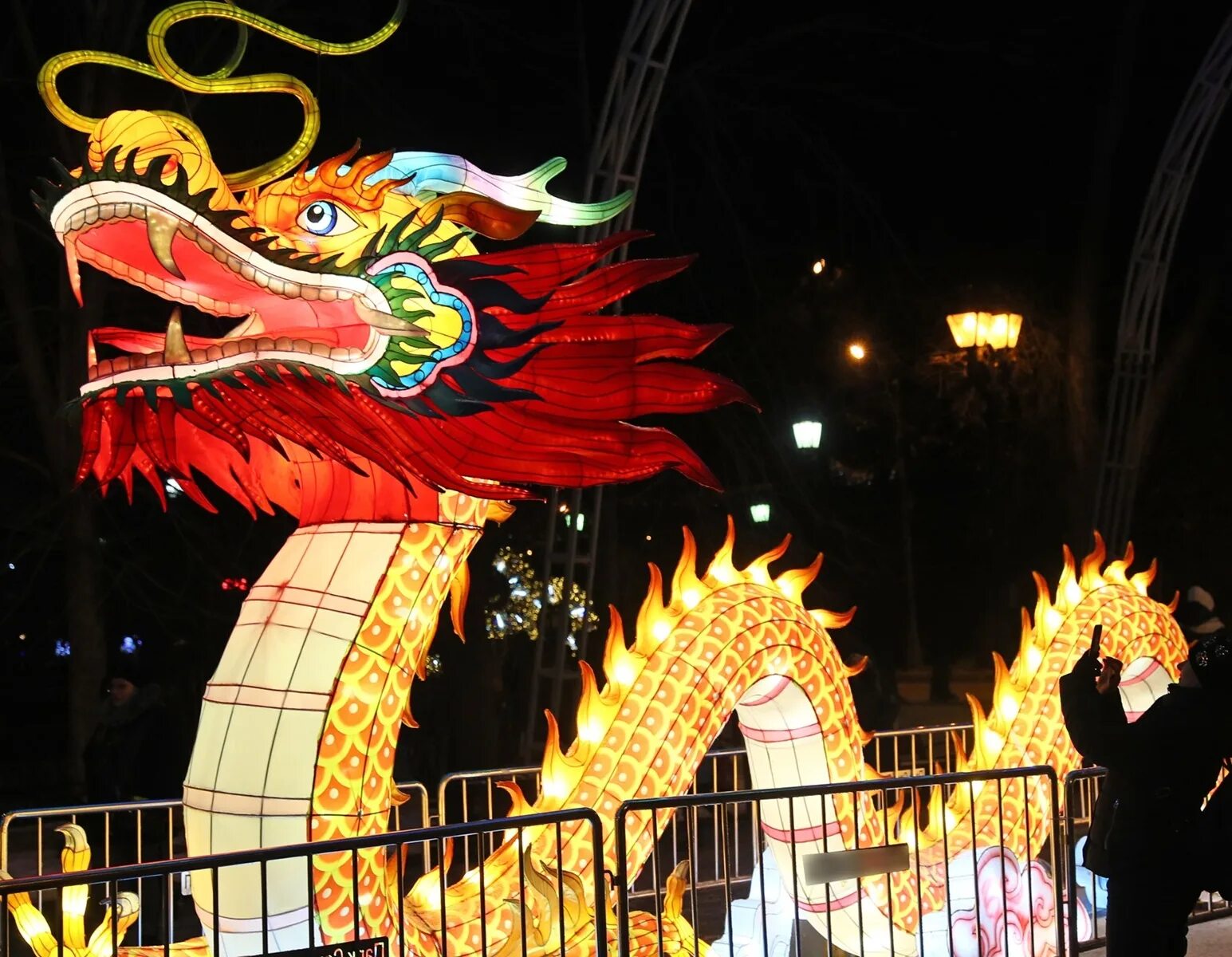 Новый год 2024 в китае какого числа. Китайский новый год. Китайский новый год украшения. Китайский новый год дракон. Китайский новогодний дракон.