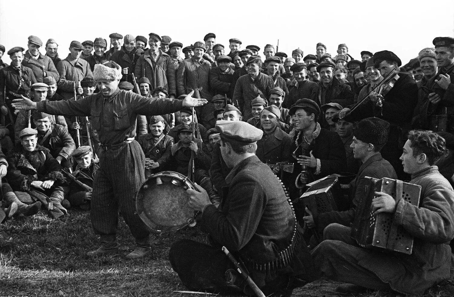 Военные песни 1945 года слушать. Танцы на фронте. Солдаты на привале. Артисты на фронте. Музыканты на фронте.