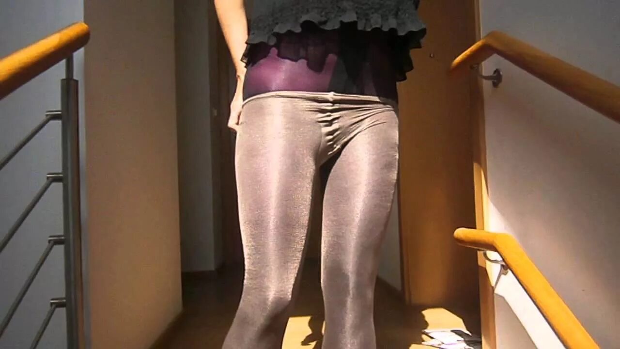 Одевает колготки скрытая камера. Девушки в колготках в метро. Колготки одевают камера. Колготки одевают камера. Ножки девушек в колготках и чулках.