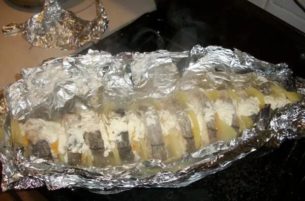 как запечь пикшу в духовке кусочками. пикша в духовке в фольге. пикша в духовке вкусно. рыба пикша жареная. как запечь пикшу в духовке кусочками.