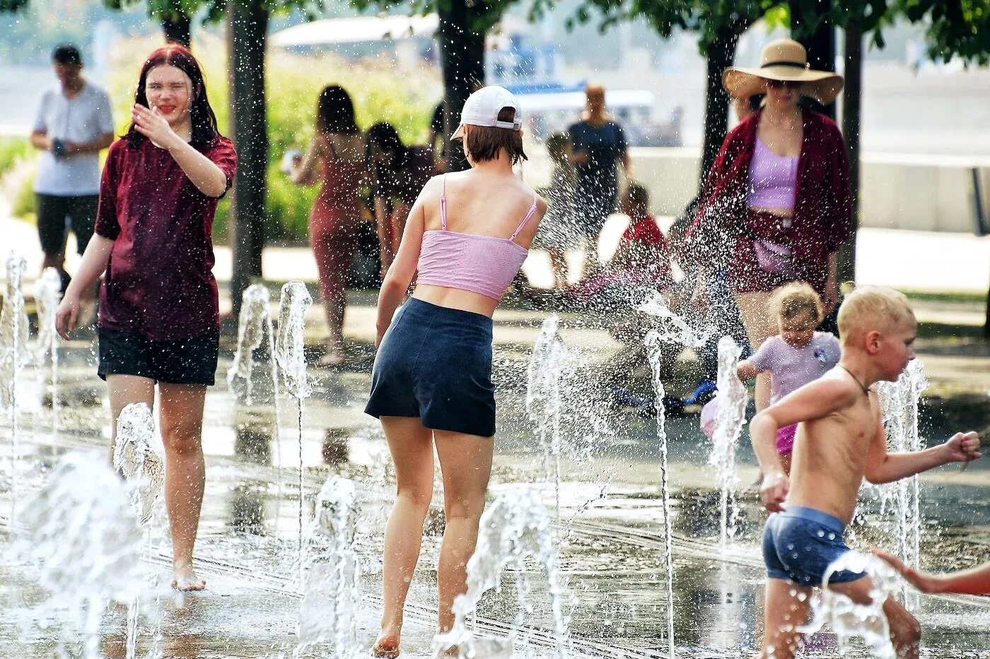 Купаться в фонтане. Жара в Москве фонтаны. Купание в фонтане в жару. Дети купаются в фонтане. Жара купаться