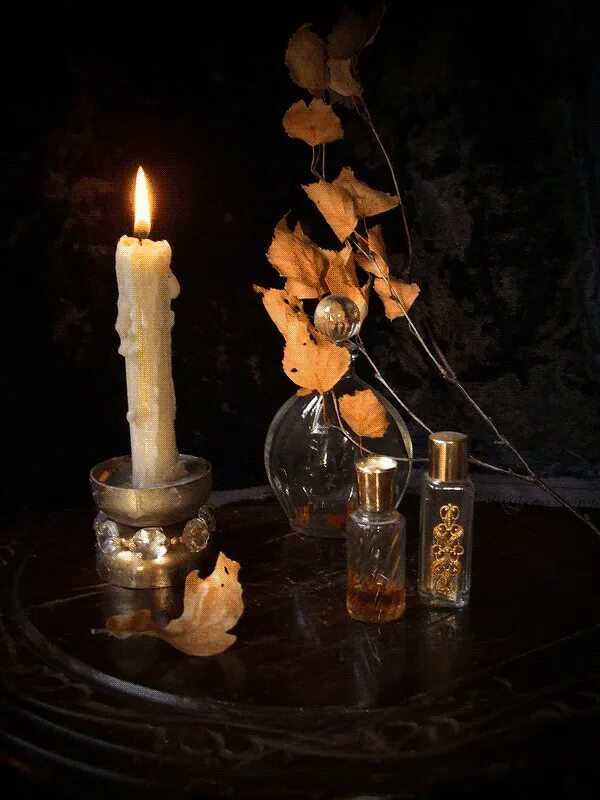 На столе стоит свеча которая отражается. Натюрморт со свечой. Свечи красиво. Мерцающая свеча. Романтические свечи.
